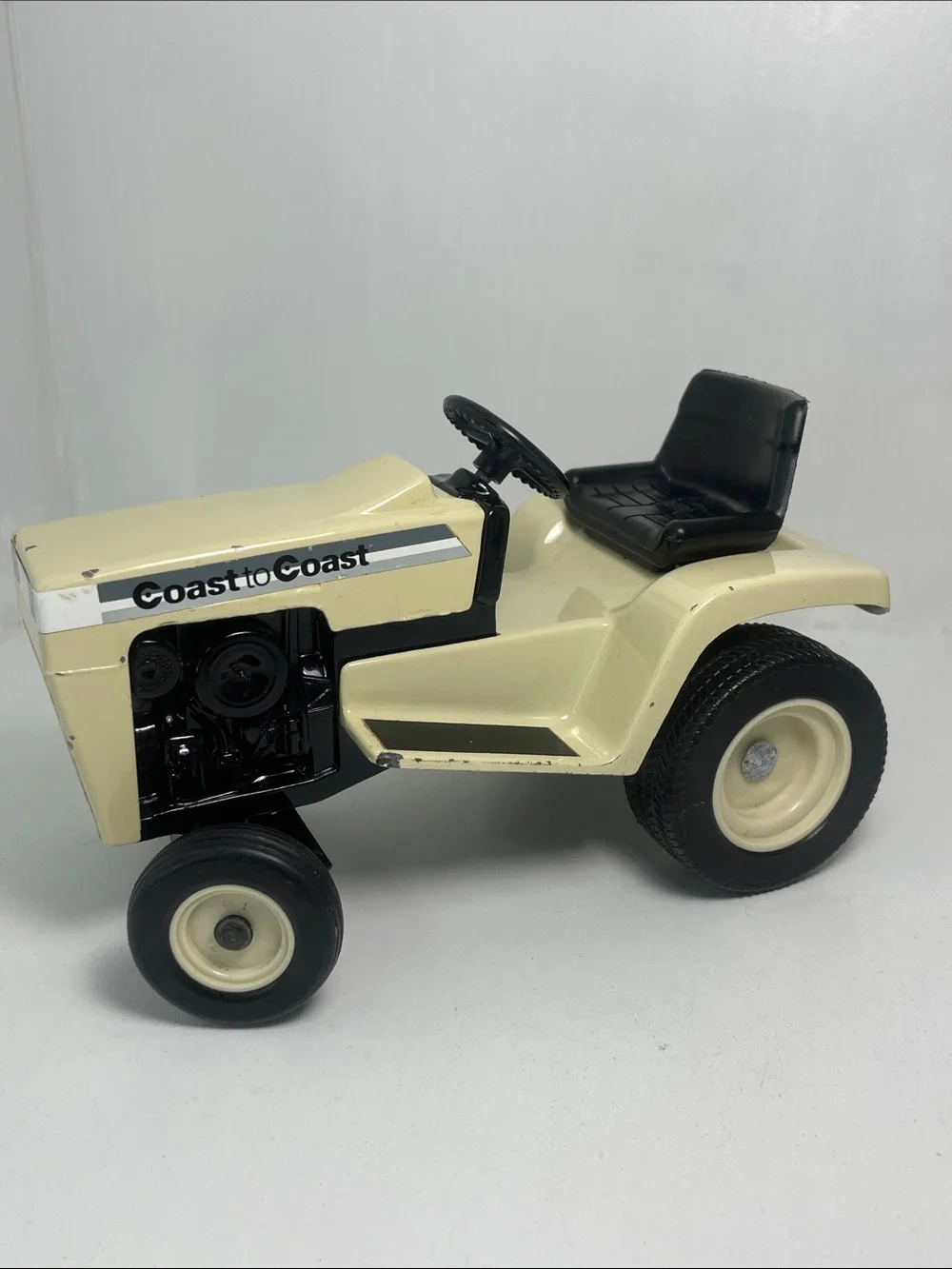 ERTL COAST TO COAST LAWN & GARDEN TRACTOR  1:12 MODEL TOY 1988